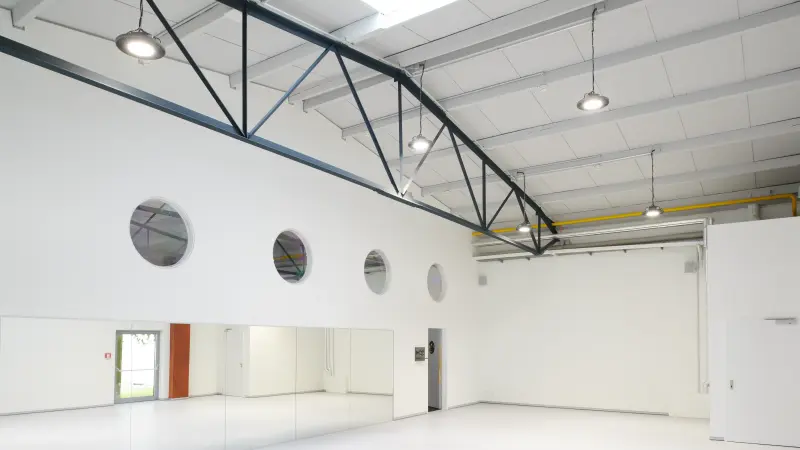 weißes Interieur einer Sporthalle