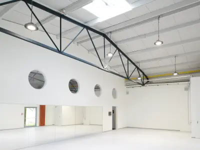 weißes Interieur einer Sporthalle