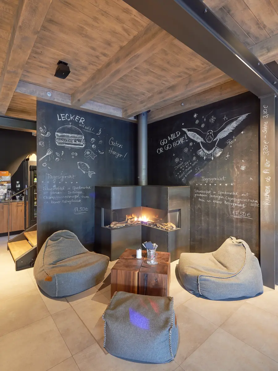 Interieur eines Cafés im industriellen Stil