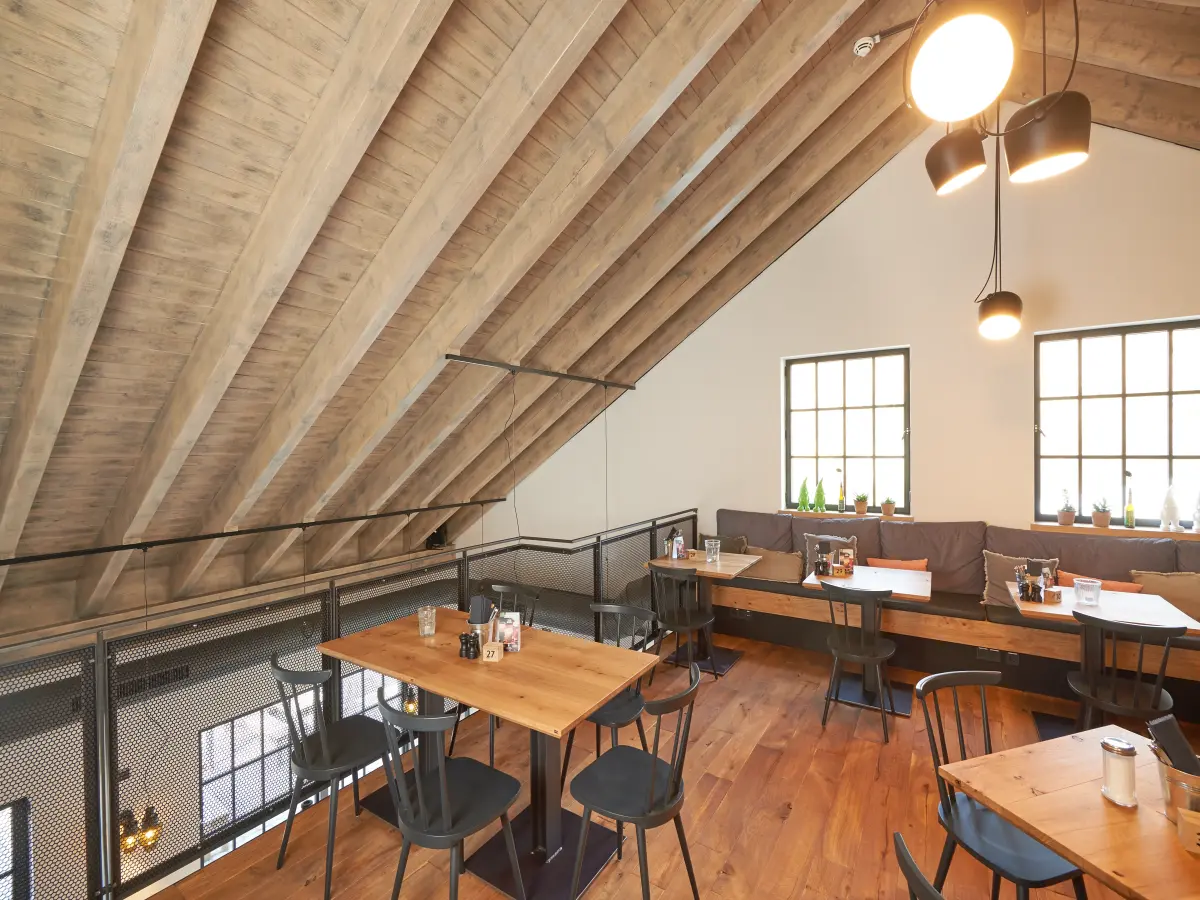 Interieur eines Restaurants im industriellen Stil