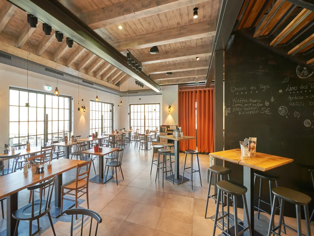 Interieur eines Restaurants im industriellen Stil
