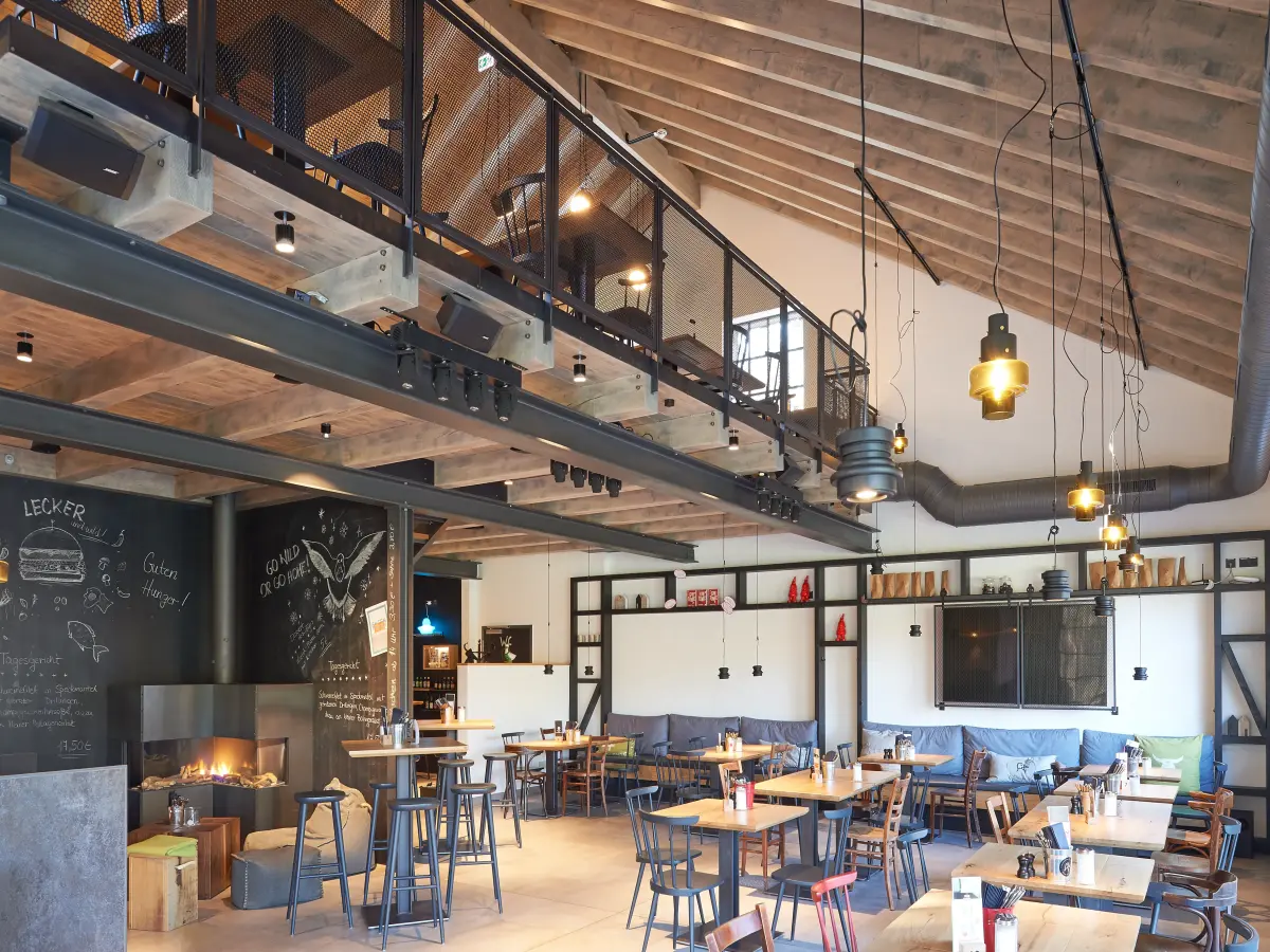 Interieur eines Cafés im industriellen Stil