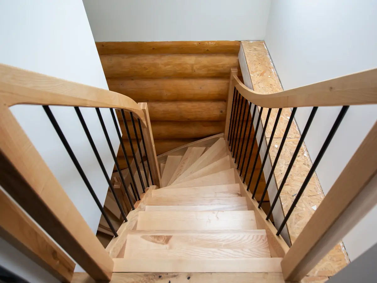 Blick das hölzerne Treppenhaus herab