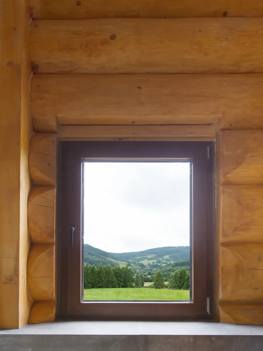Blick aus einem Fenster auf die weite Landschaft