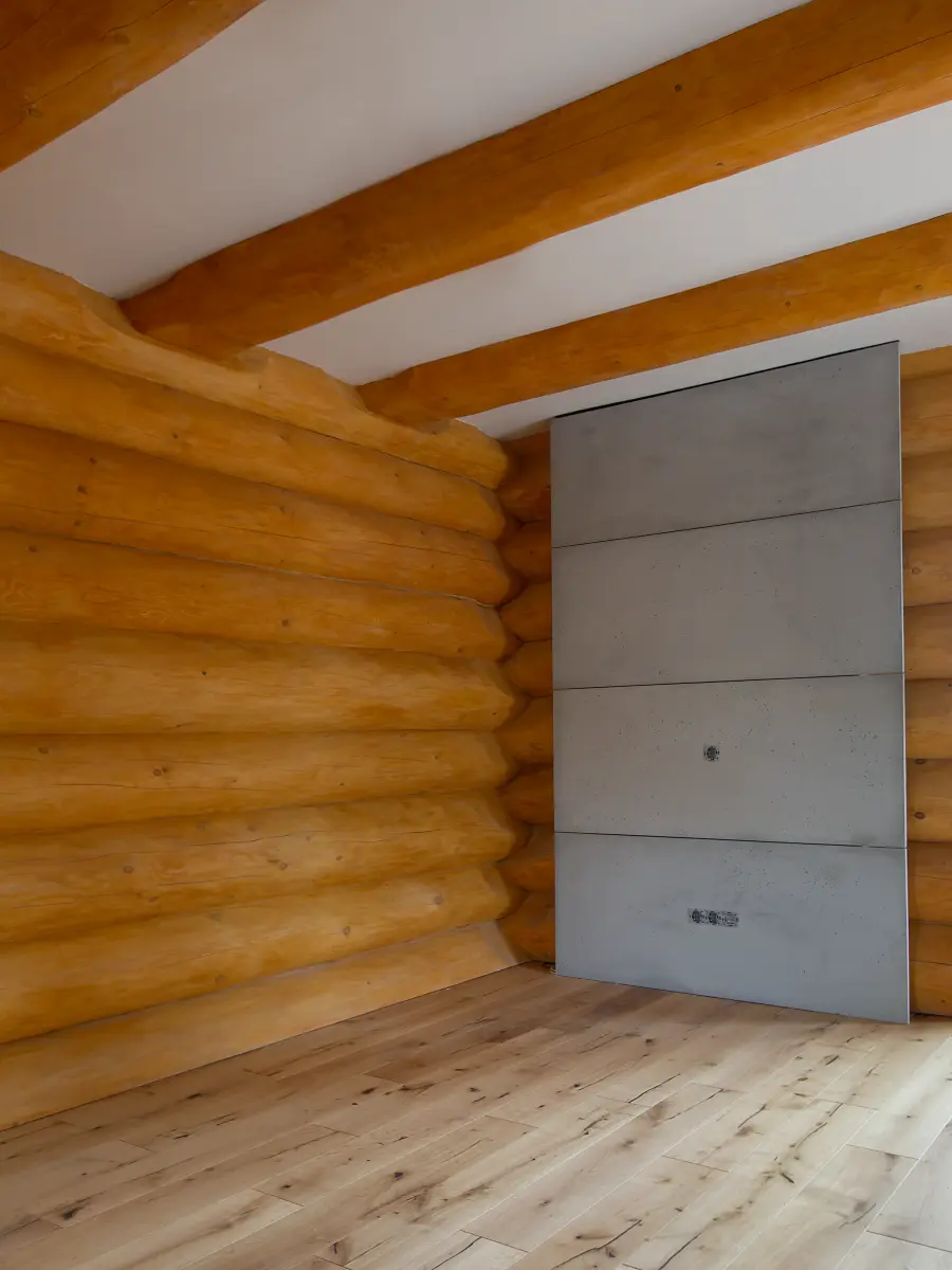 Raumecke mit Baumstammwand