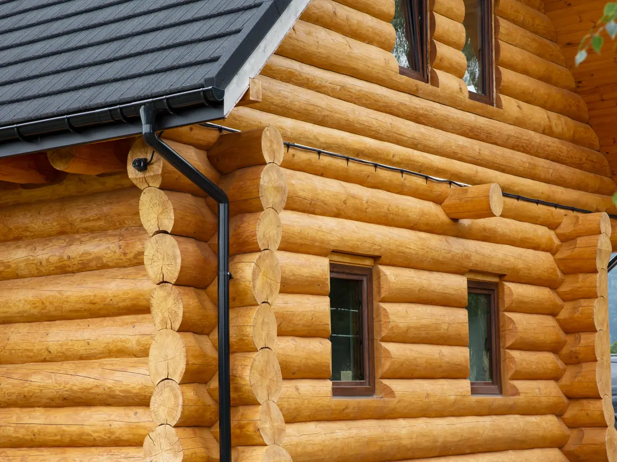 Nahe Außenansicht auf die hölzerne Fassade
