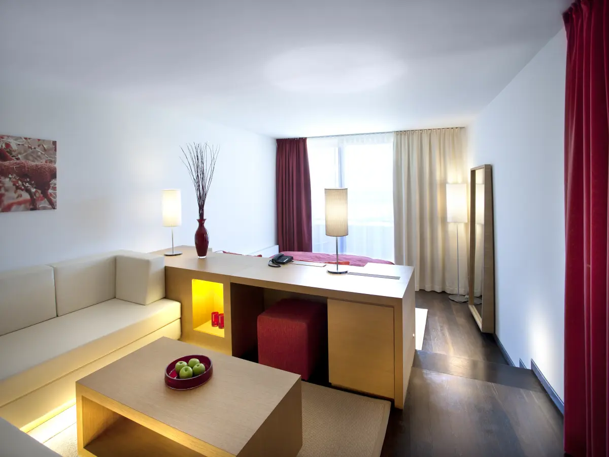 ein helles Hotelzimmer