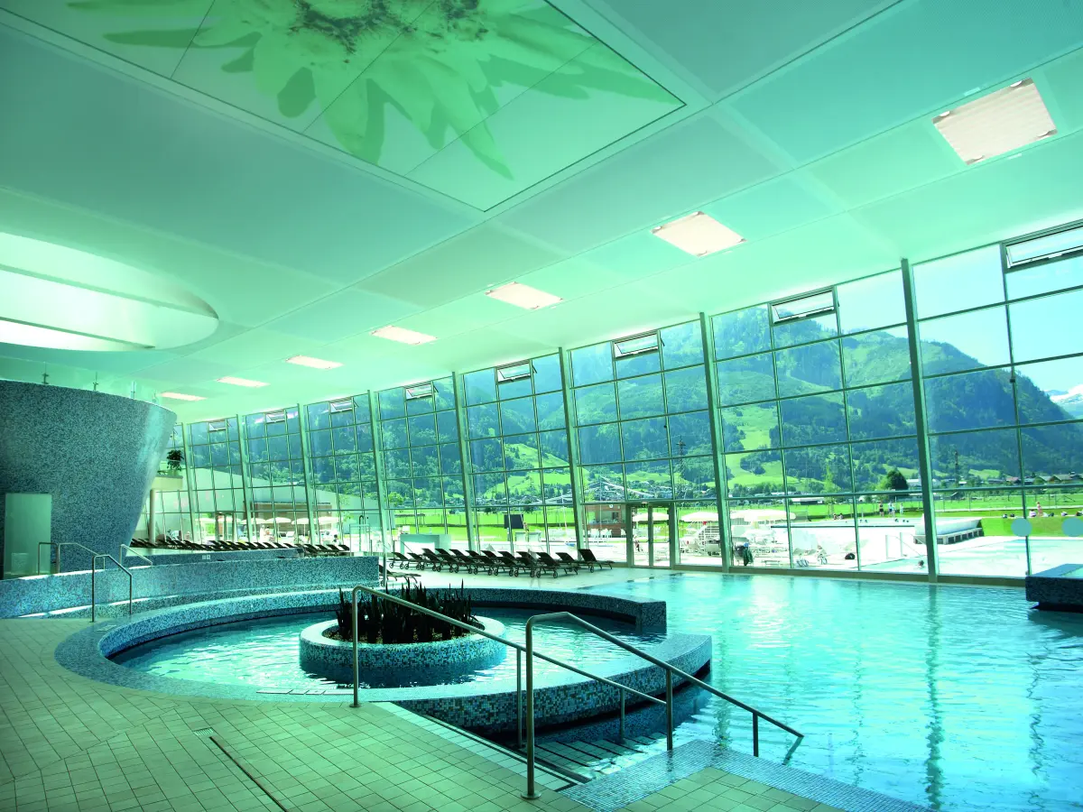 Hallenbad mit großen Fenstern