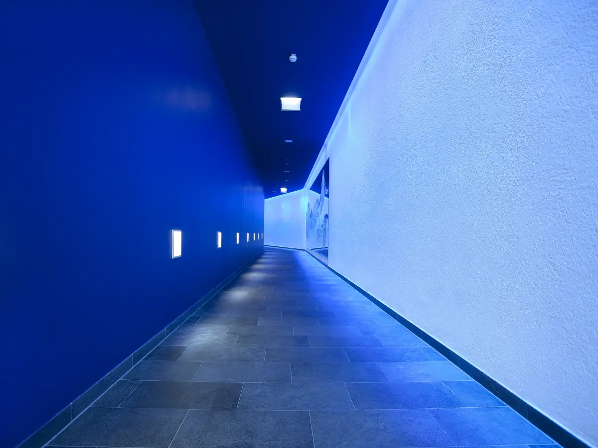 blauer Flur in einem Spa