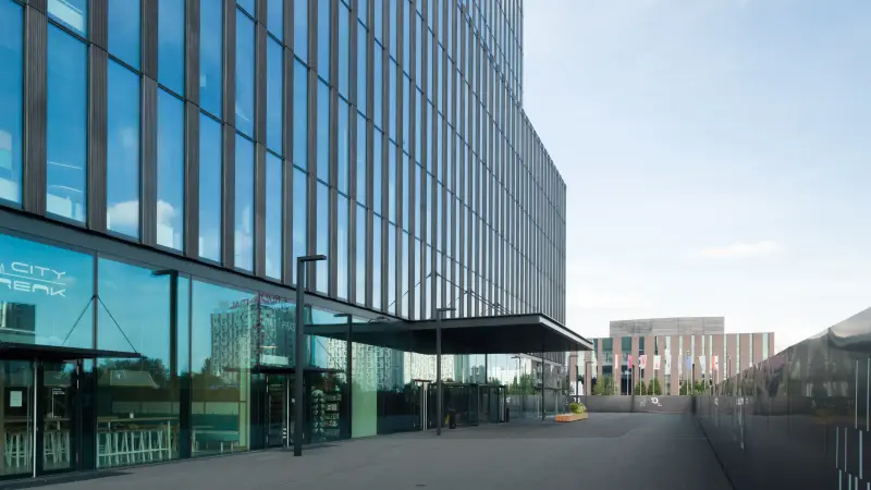 gläsernes Bürogebäude von außen 
