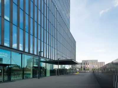 gläsernes Bürogebäude von außen 