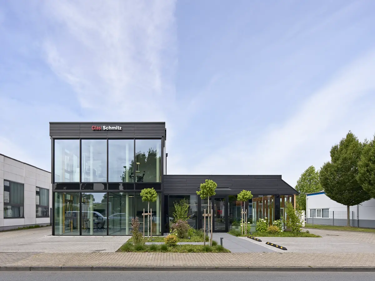 Große Fensterfronten prägen den neuen Anbau. Um dem Streiflichteinfall zu begegnen, setzte das Malerteam für die Beschichtung der Wandflächen im Inneren auf Superlux 3000. 