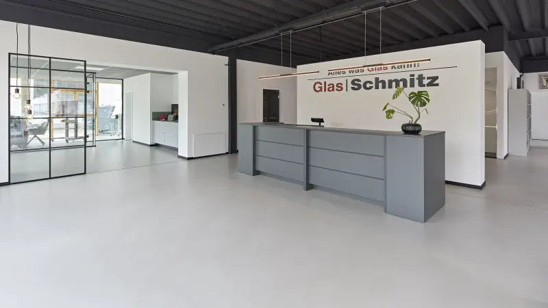 Fugenloser Boden mit Floortec 2K-Sentopur 570 im neuen Showroom der Glas Schmitz Spiegel GmbH