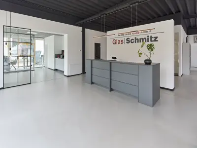 Fugenloser Boden mit Floortec 2K-Sentopur 570 im neuen Showroom der Glas Schmitz Spiegel GmbH