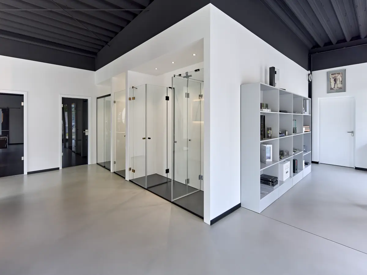 Floortec 2K-Purolid T 876 als Versiegelung schützt die Bodengestaltung langfristig. Um den Blick auf die Ausstellungsstücke zu lenken, beschichteten die Verarbeitenden die Konstruktionsdecke mit Flex-Deck 1026 in Schwarz.