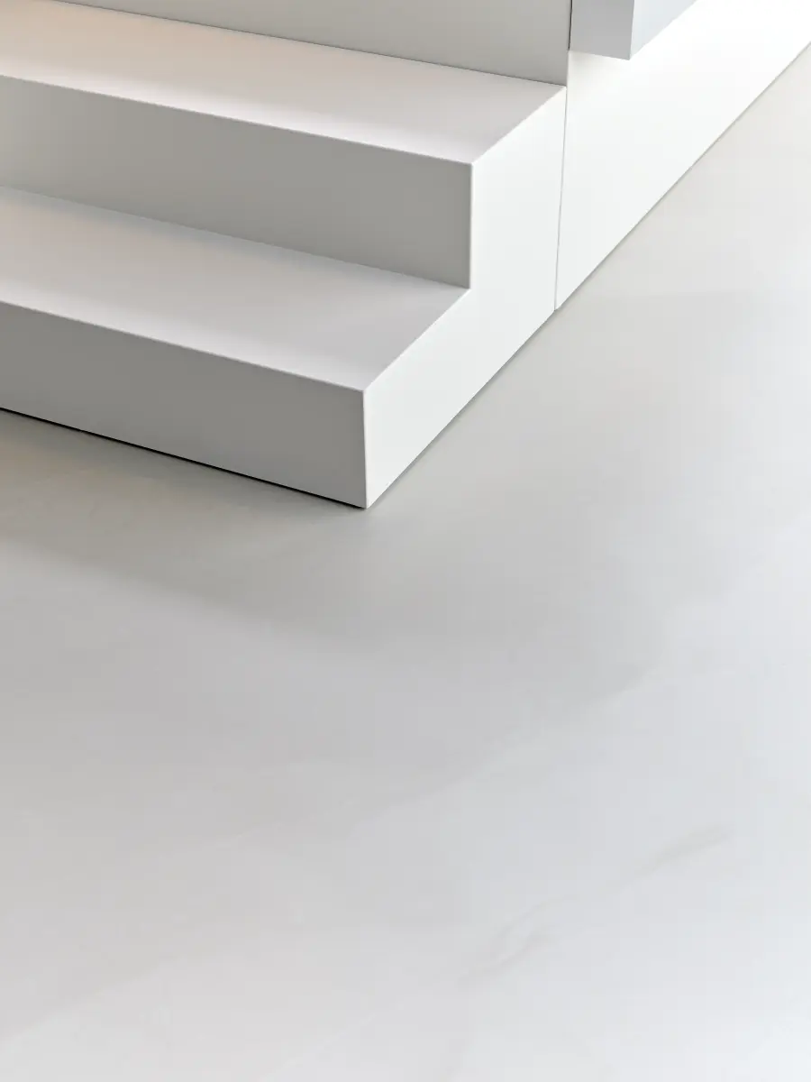 Eine Holztreppe im Showroom fügt sich dank 2K-Aqua Mattlack 2390 Ton in Ton in das Raumkonzept ein