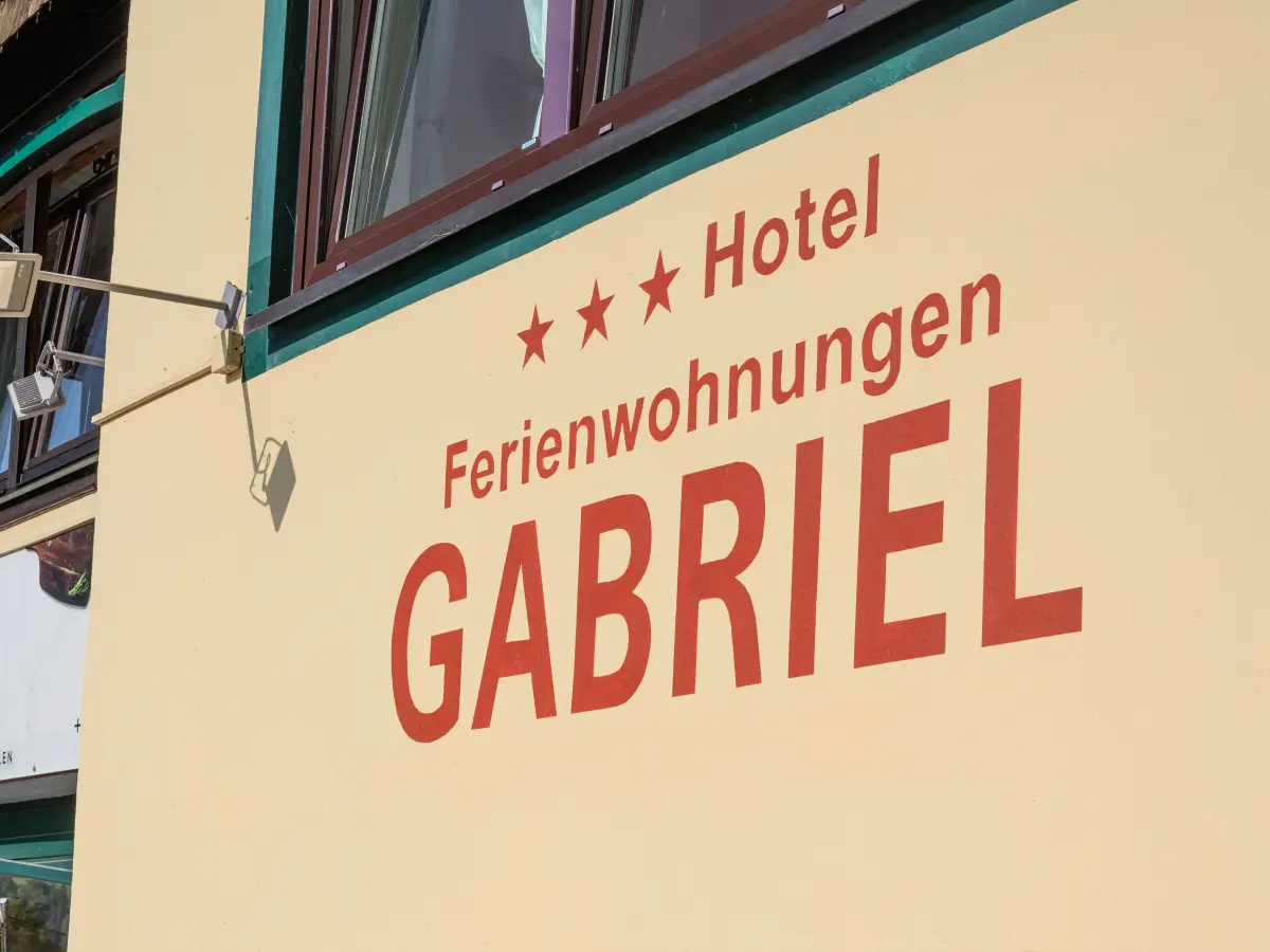 Fassadenbeschriftung des Hotels Gabriel in Kreutschach. 