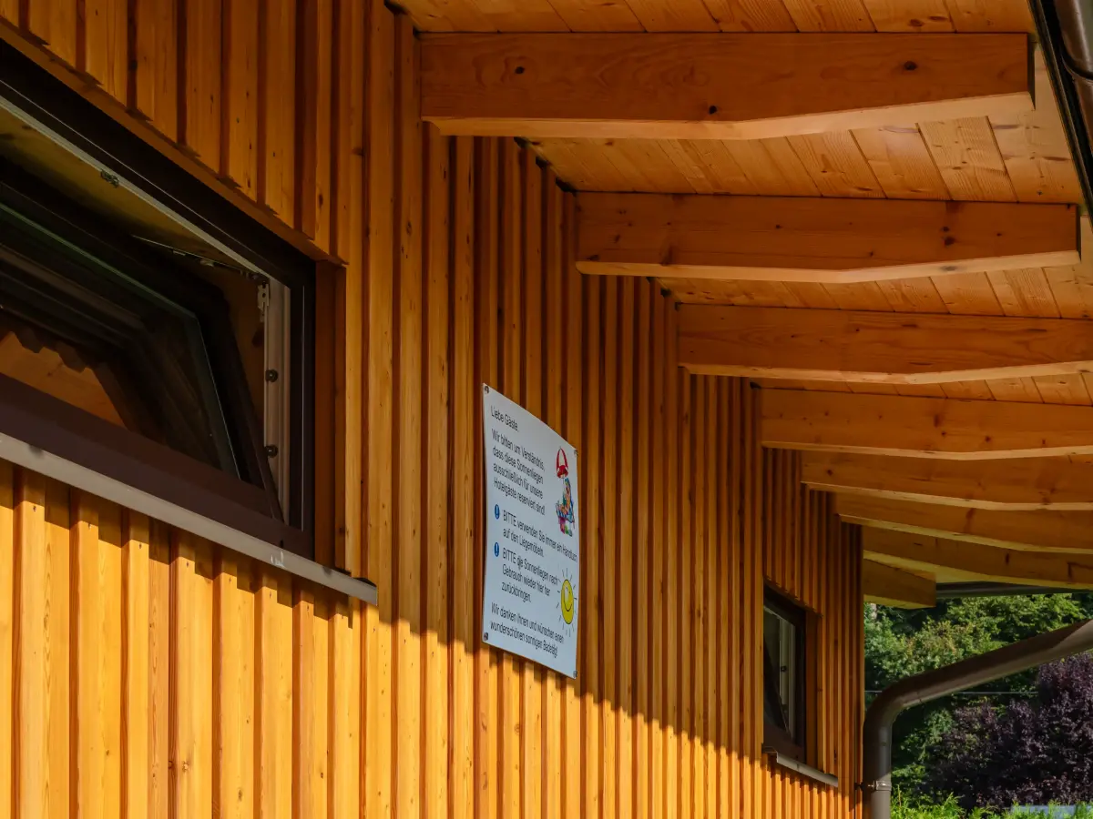 Fassade eines Hauses aus Holz 