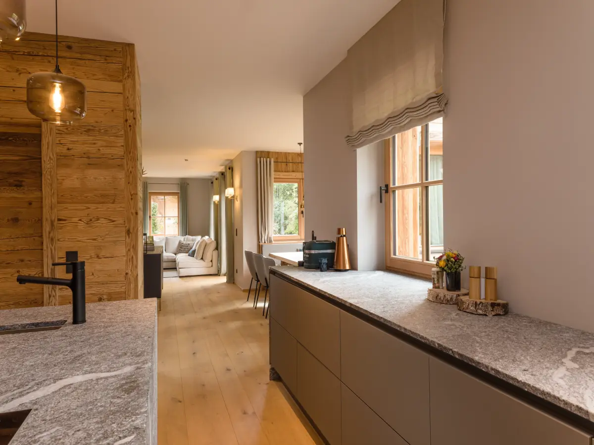 Ein Küche mit Arbeitsplatte und Fenstern