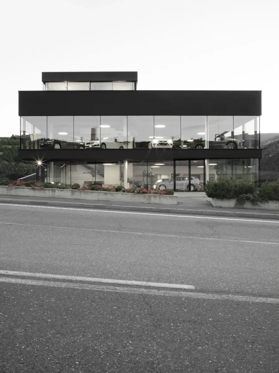 Außenansicht eines Autohauses