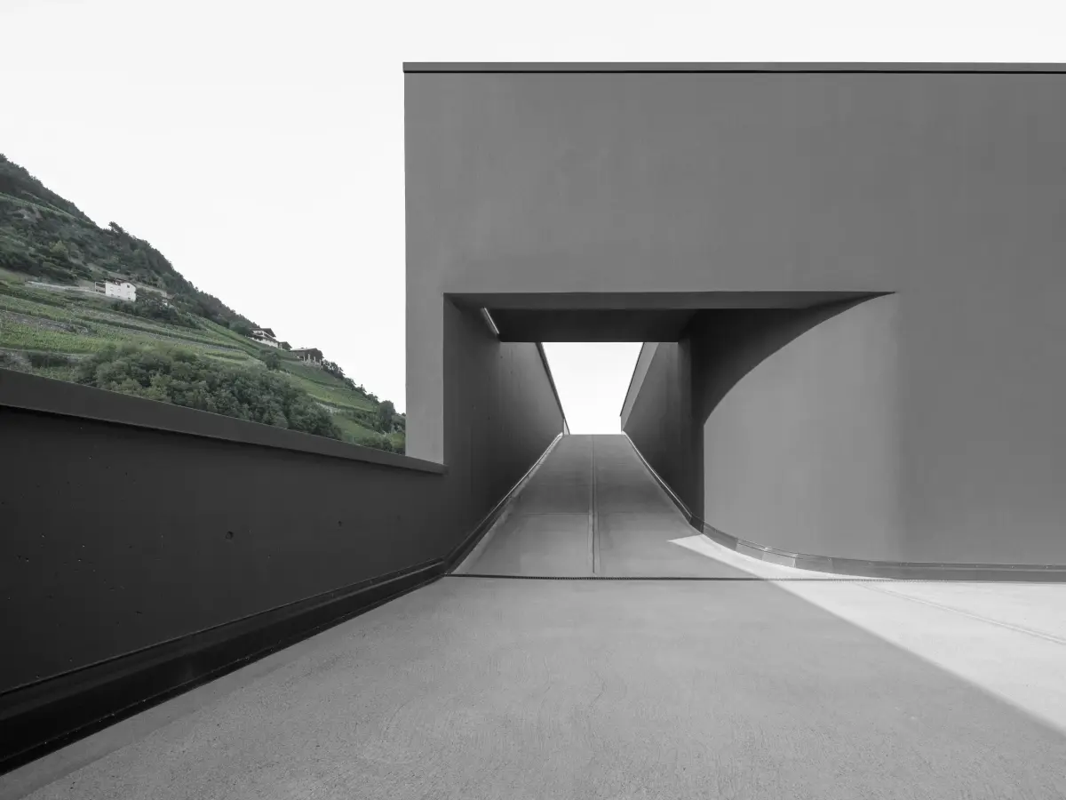 ein Gebäude mit schwarzen Wänden