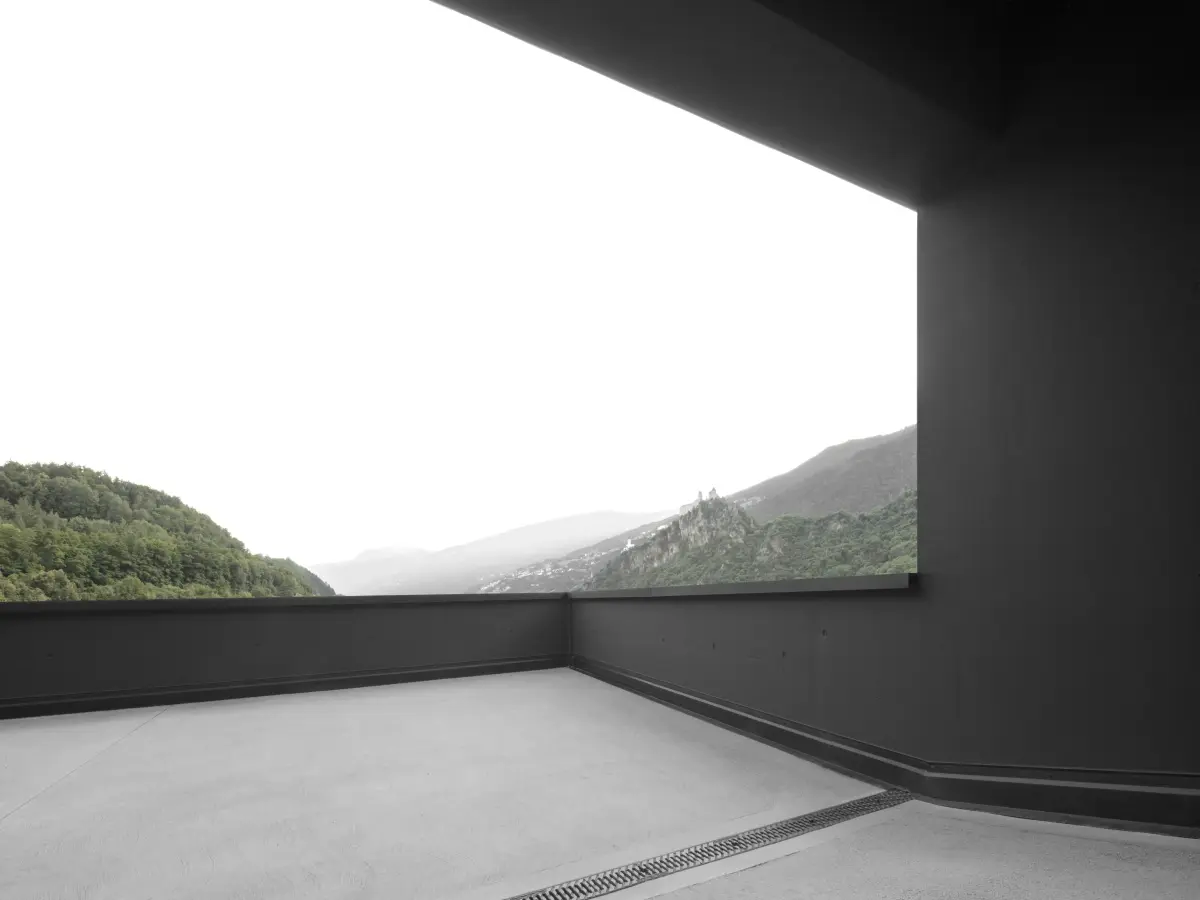 eine große Terrasse mit schwarzen Wänden