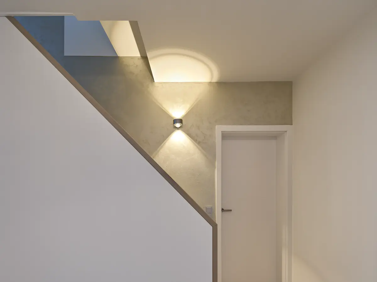 Treppenhaus mit goldener Wand