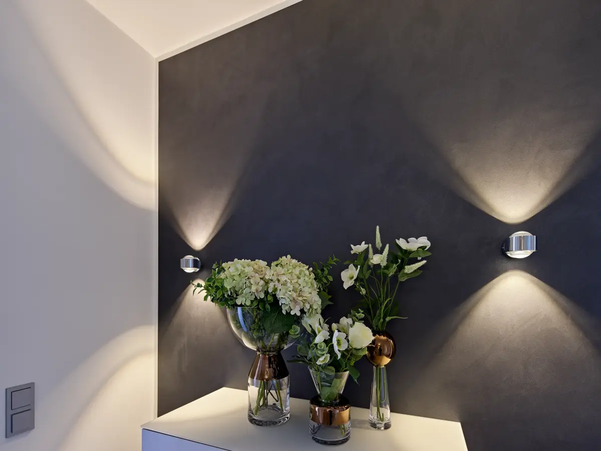 Schwarze Wand mit weißer Kommode 