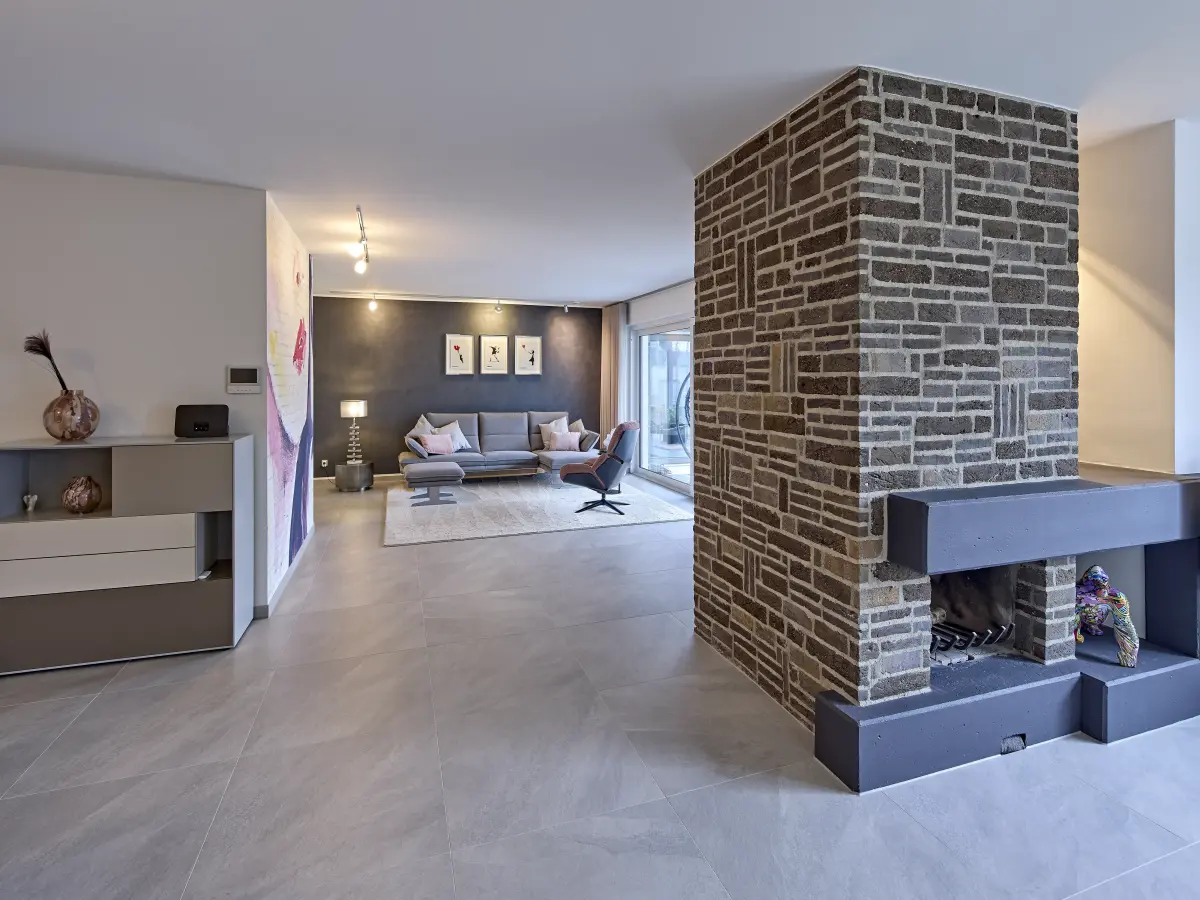 Wohnbereich mit gemauertem Kamin 