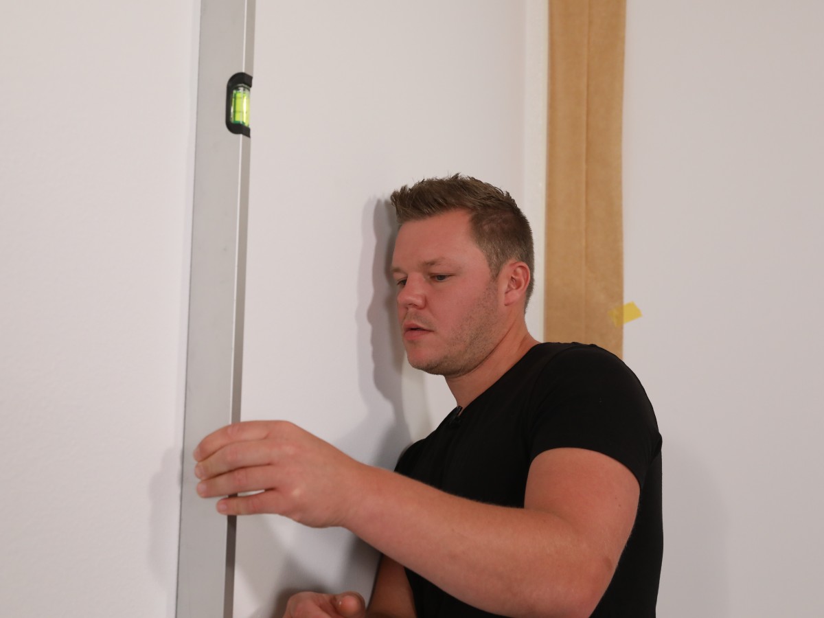 Schritt 1: Wandoberfläche auf Ebenheit prüfen.