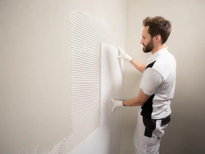 Maler wendet an Wand das Brillux KlimAir-System an