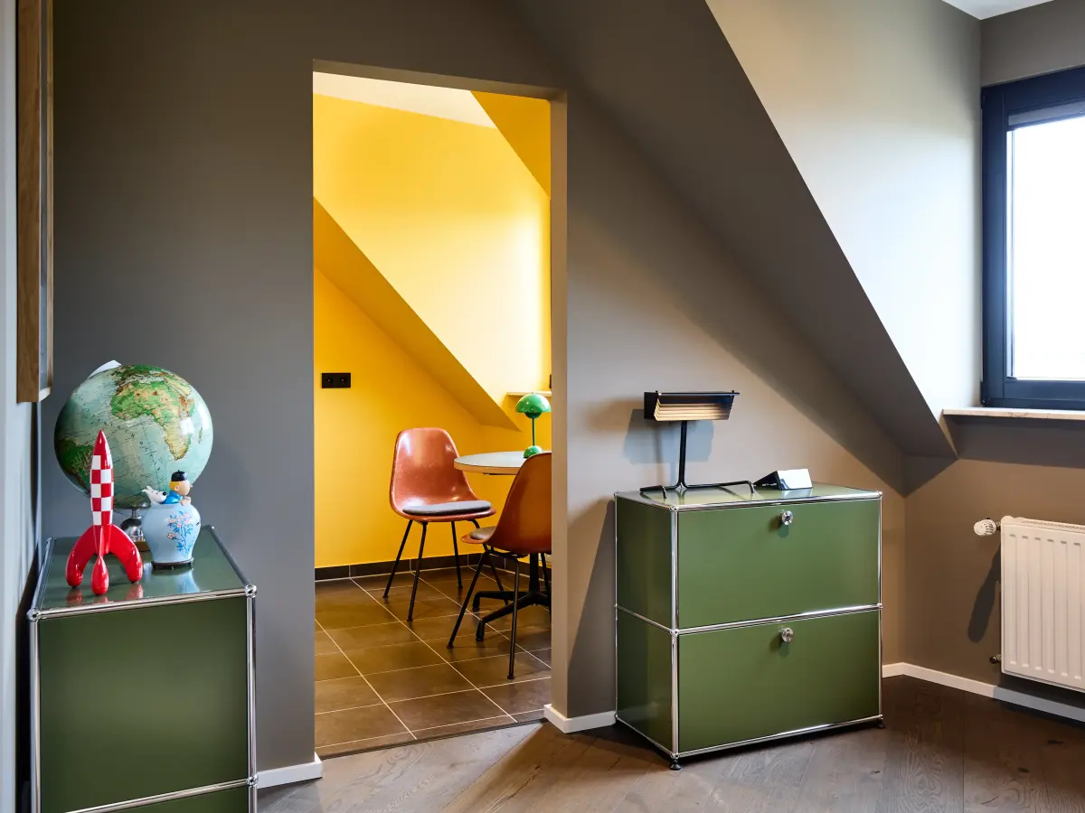 Wohnzimmer in hellen Cremetönen