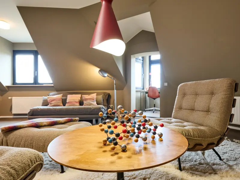 Wohnzimmer in erdigen Cremetönen