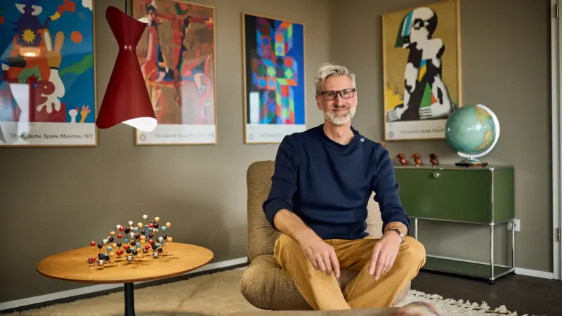 Susanna und Peter sitzen auf dem Treppenabsatz und schauen in die Kamera