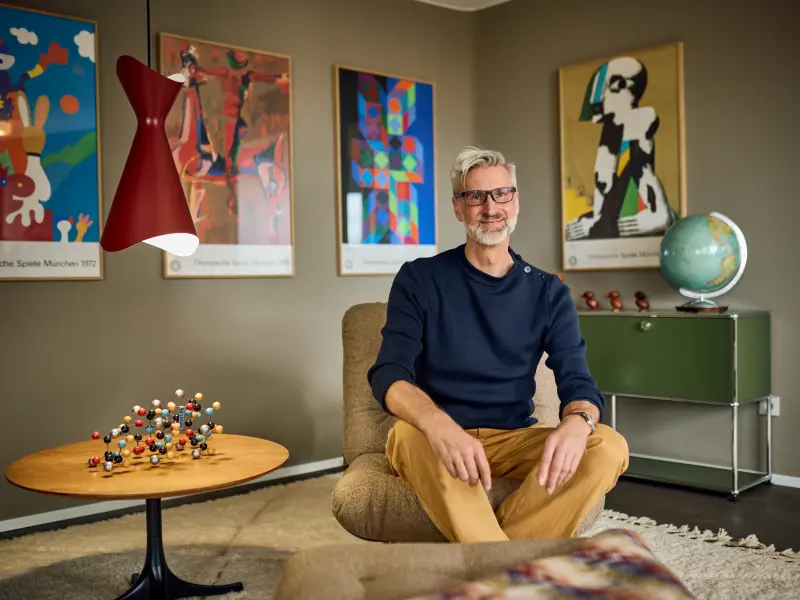 Matthias sitzt auf einem Seesel