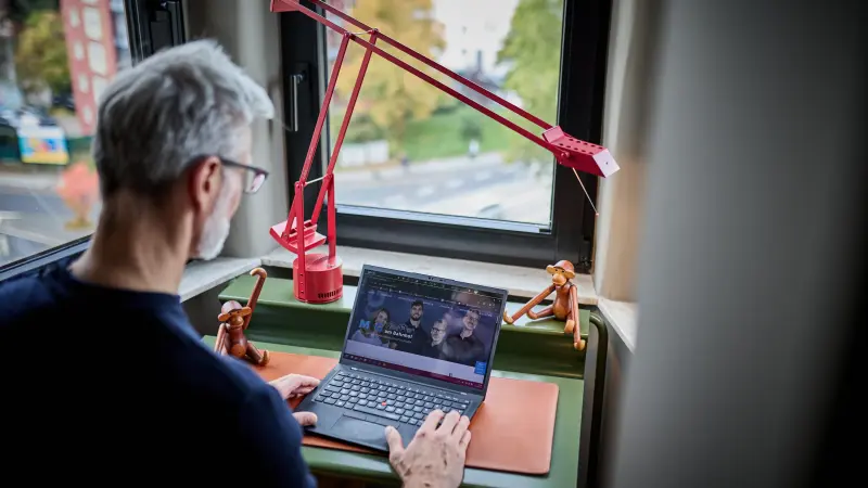 Matthias sitzt an seinem Arbeitsplatz