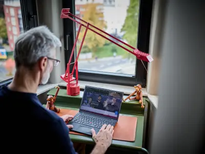 Matthias sitzt an seinem Arbeitsplatz