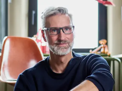 Matthias sitzt auf dem Boden und schaut in die Kamera