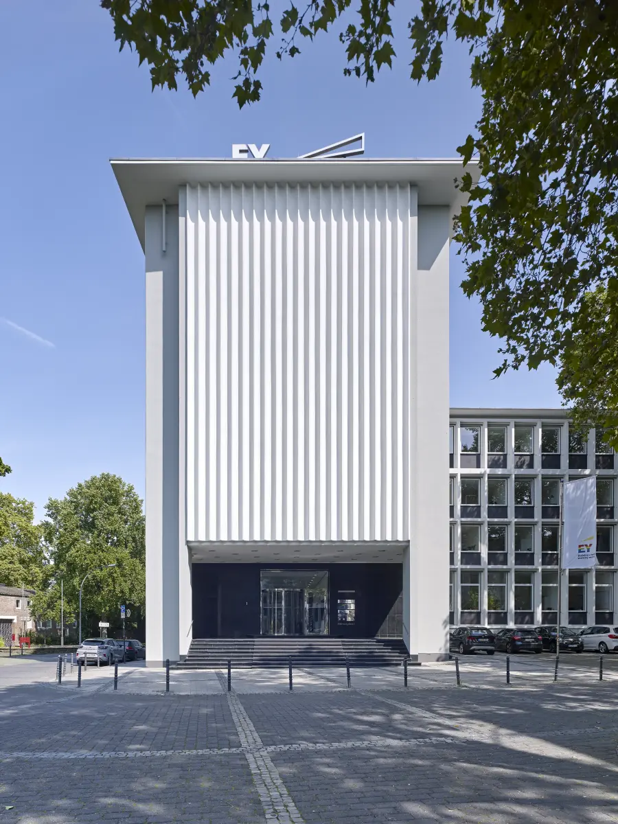 Bürogebäude von außen mit Aussparung als Überdachung