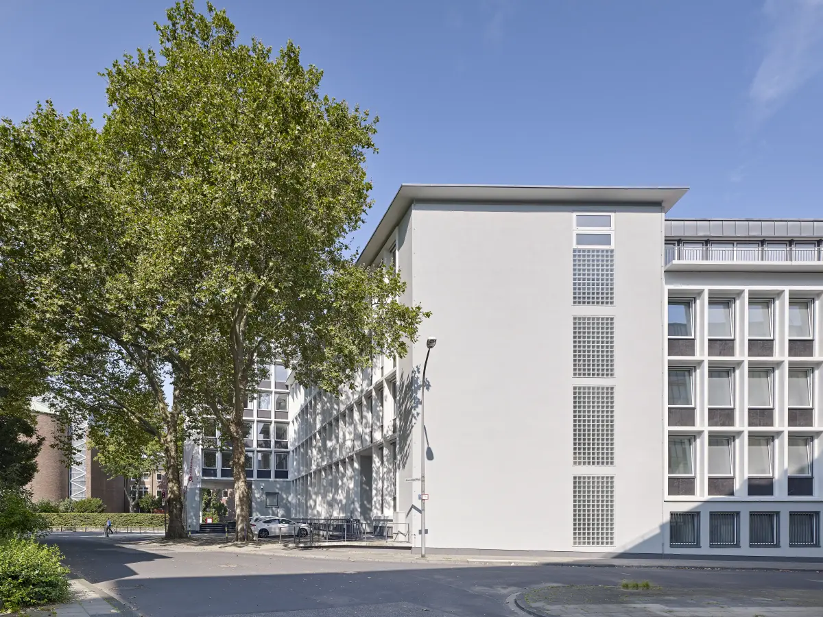 Gebäude von außen mit gerasterten Gebäudehülle 