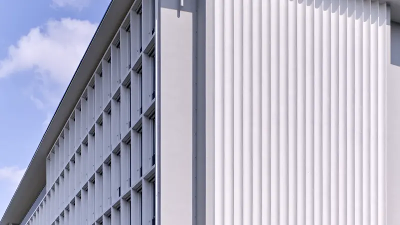 Detailansicht Fenster und Lamellen Außenansicht Gebäude
