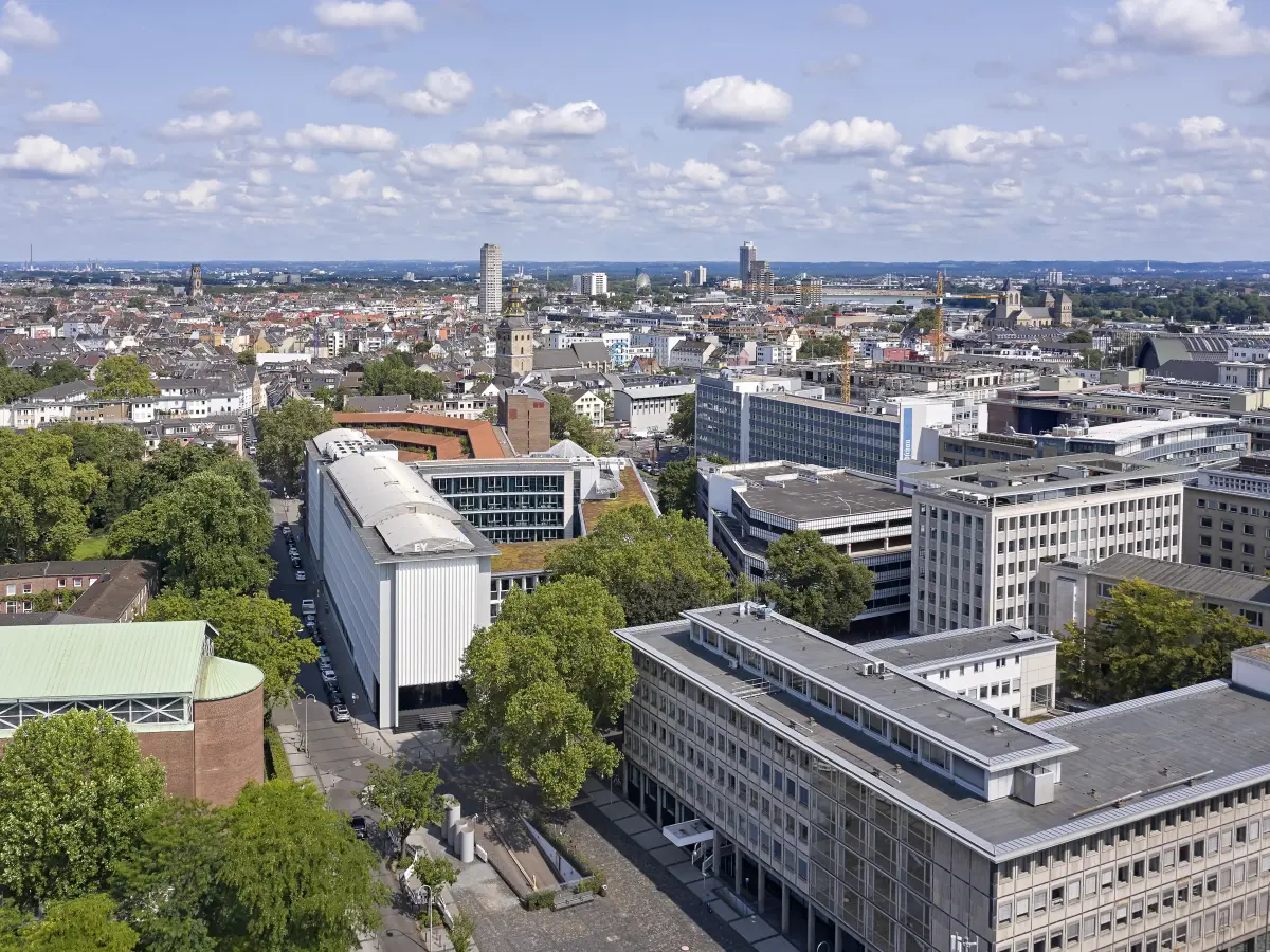 Sicht von oben auf das Kölner Bankenviertel mit Bürohaus