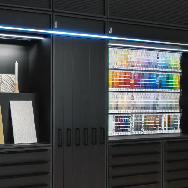 ein dunkles Interieur