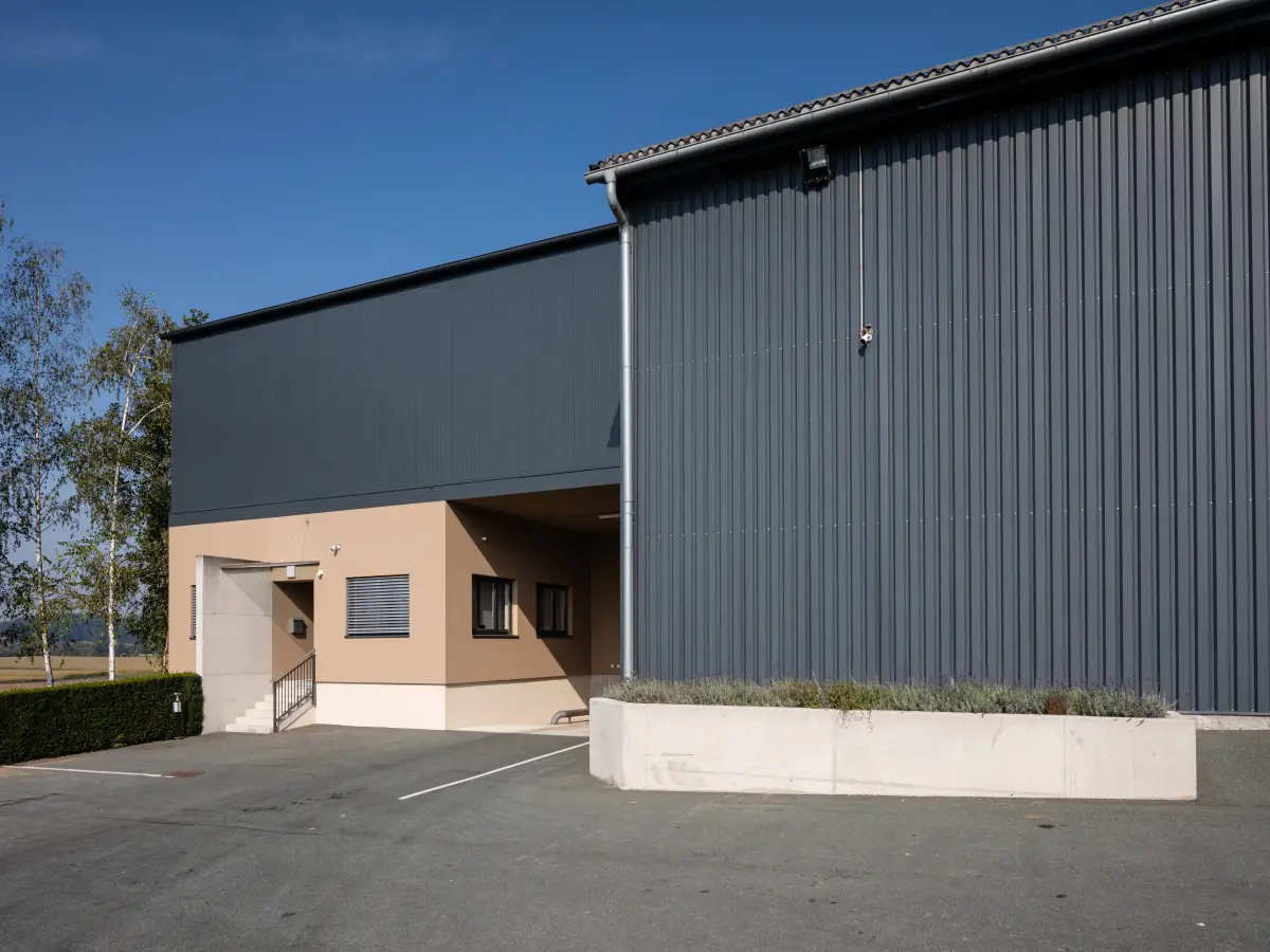 Industriegebäude in Beige und Metallfarben