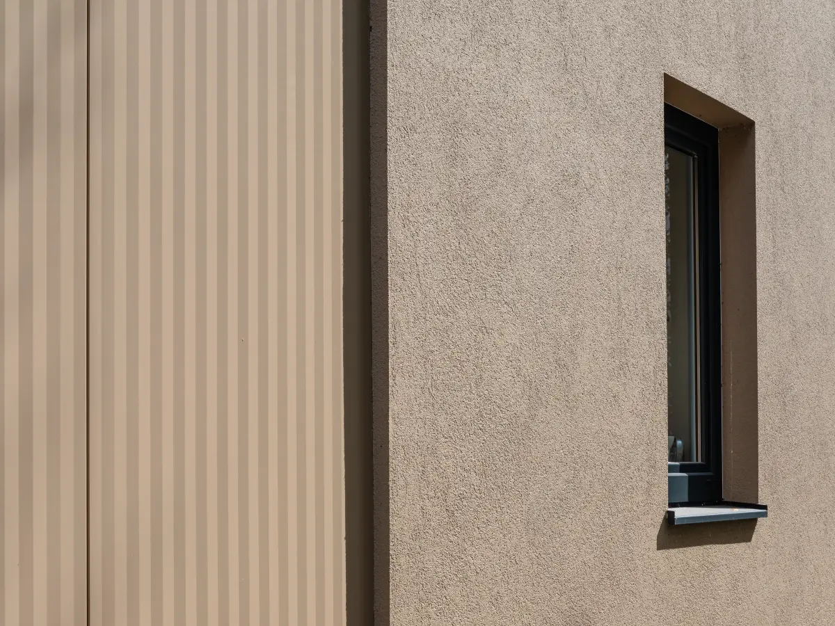 Industriegebäude in Beige und Metallfarben