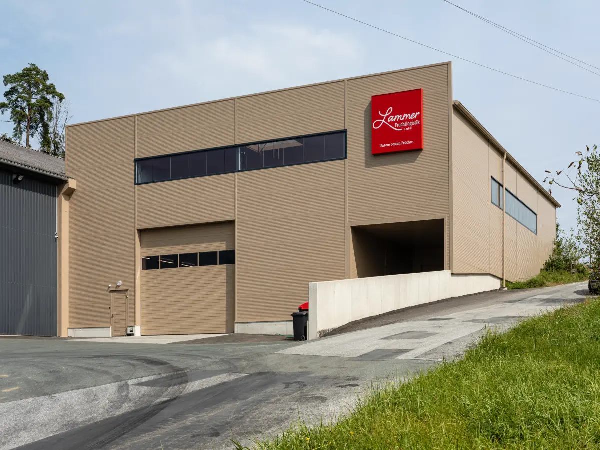 Industriegebäude in Beige und Metallfarben