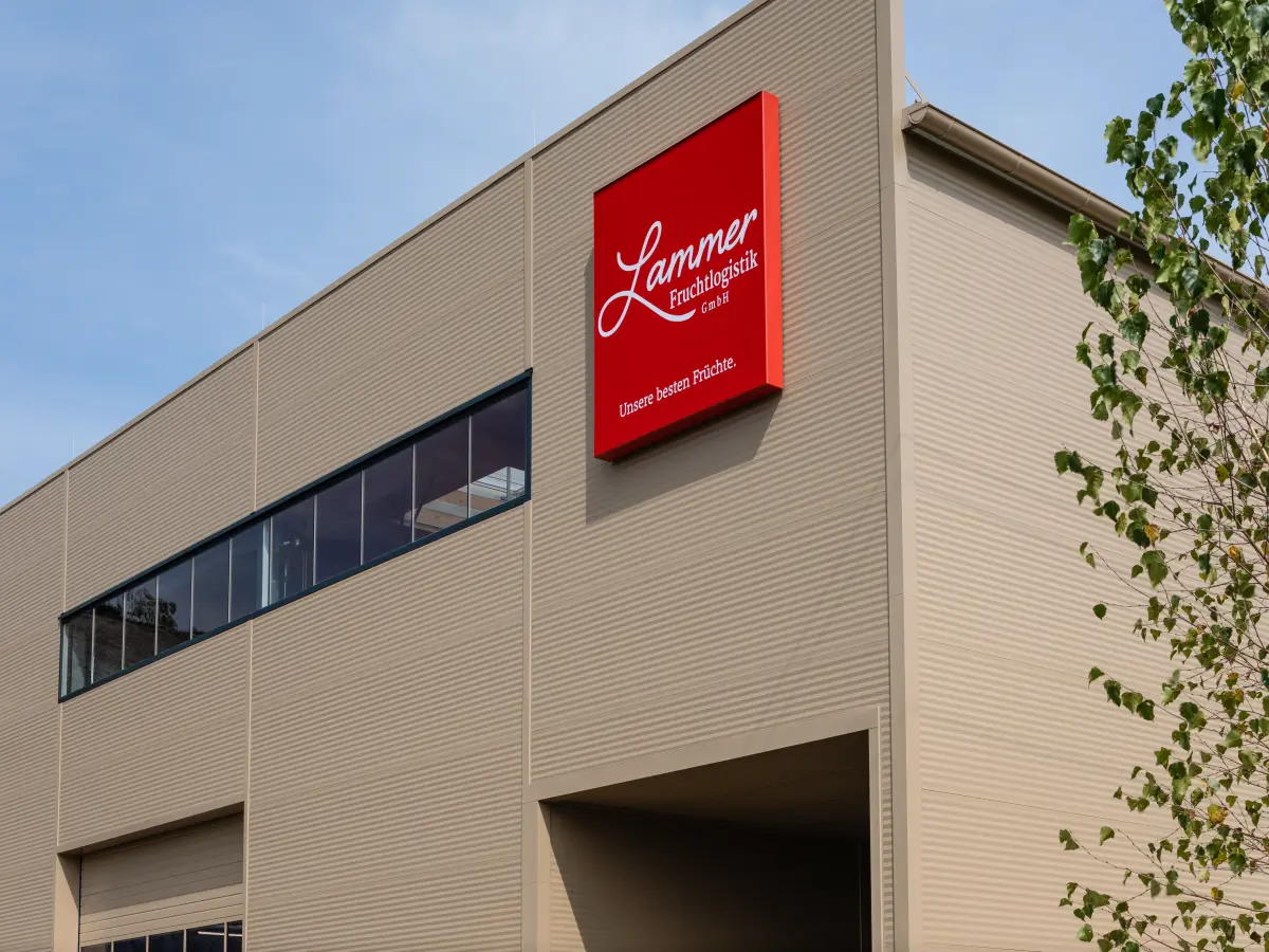 Industriegebäude in Beige und Metallfarben