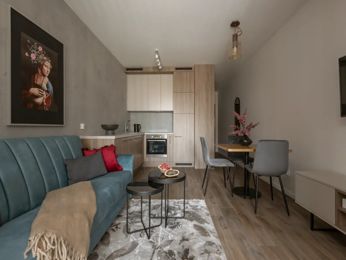 Küchenzeile und Sofa