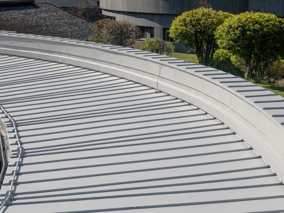 Detailansicht Dach des Aqua Dome in Längenfeld. 