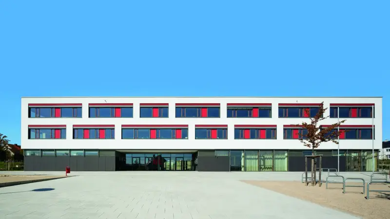 Farbenfrohe Außenansicht einer Schule